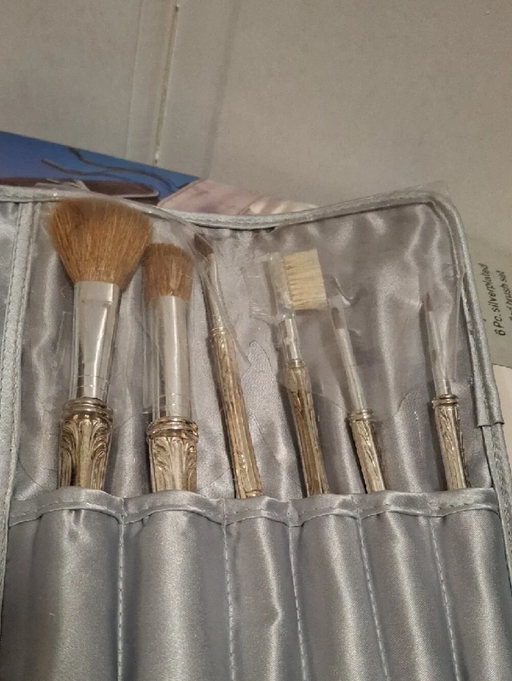 Vintage 6-Piece Women's Makeup Brush Set with Carrying Pouch - Silver and Grey